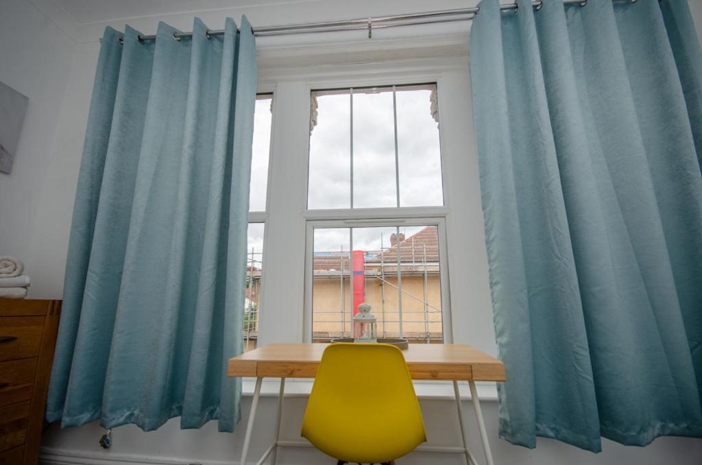 Stylish 91Sqm Victoria 2 Bedroom Apartment Bristol Bagian luar foto